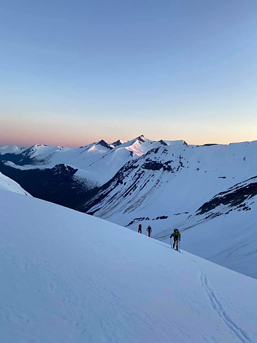 Way up to Juratind, 3 am, running shorts