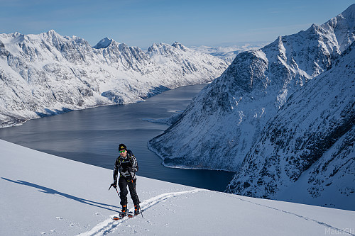 Adria på vei opp Fiskenestinden