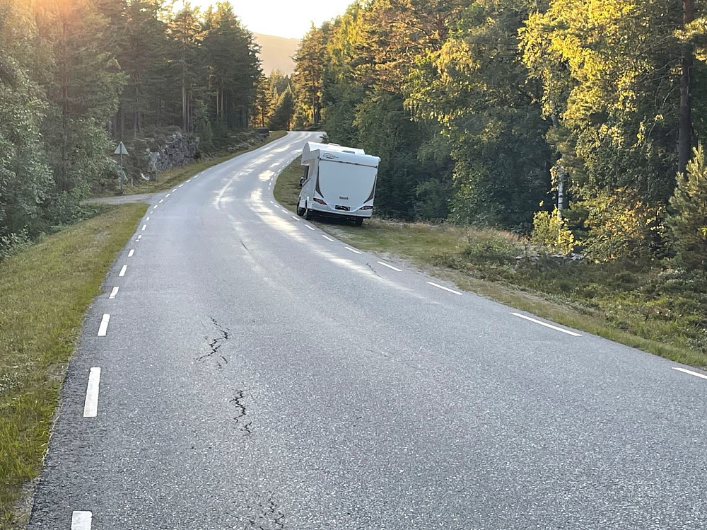 Sto også en bobil inn veien til venstre.