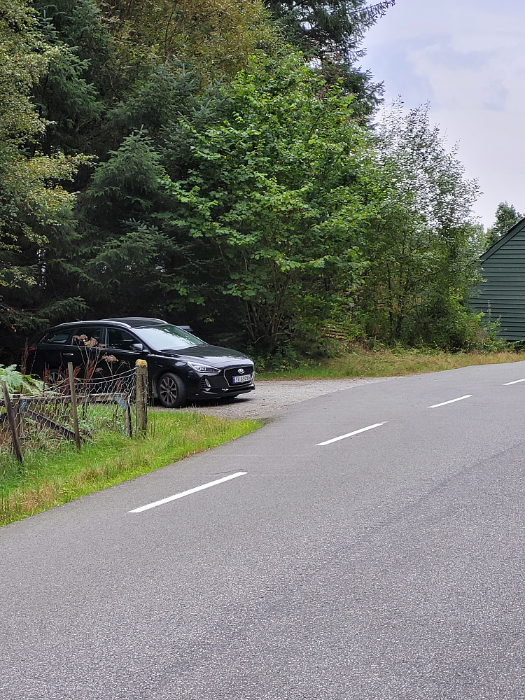 Parkeringsplassen med plass til 3 biler.