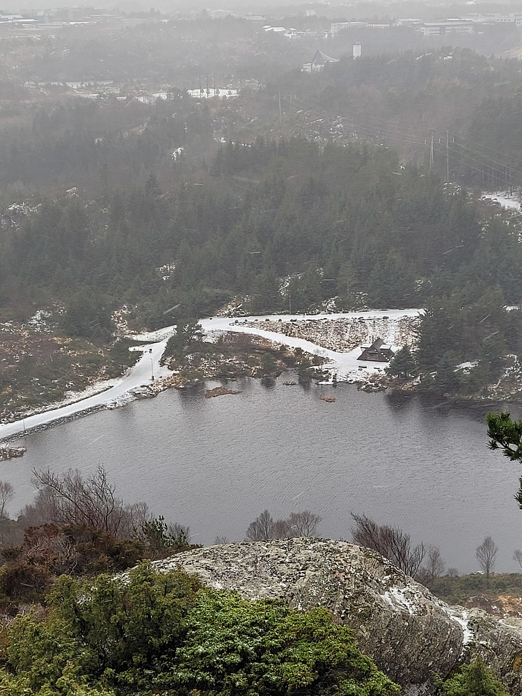 Utsikt mot Larslivatnet fra Steinsfjellet.