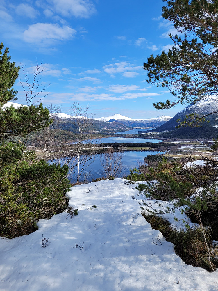 Utsikt fra Klempertåsen. Melen helt i bakgrunnen.