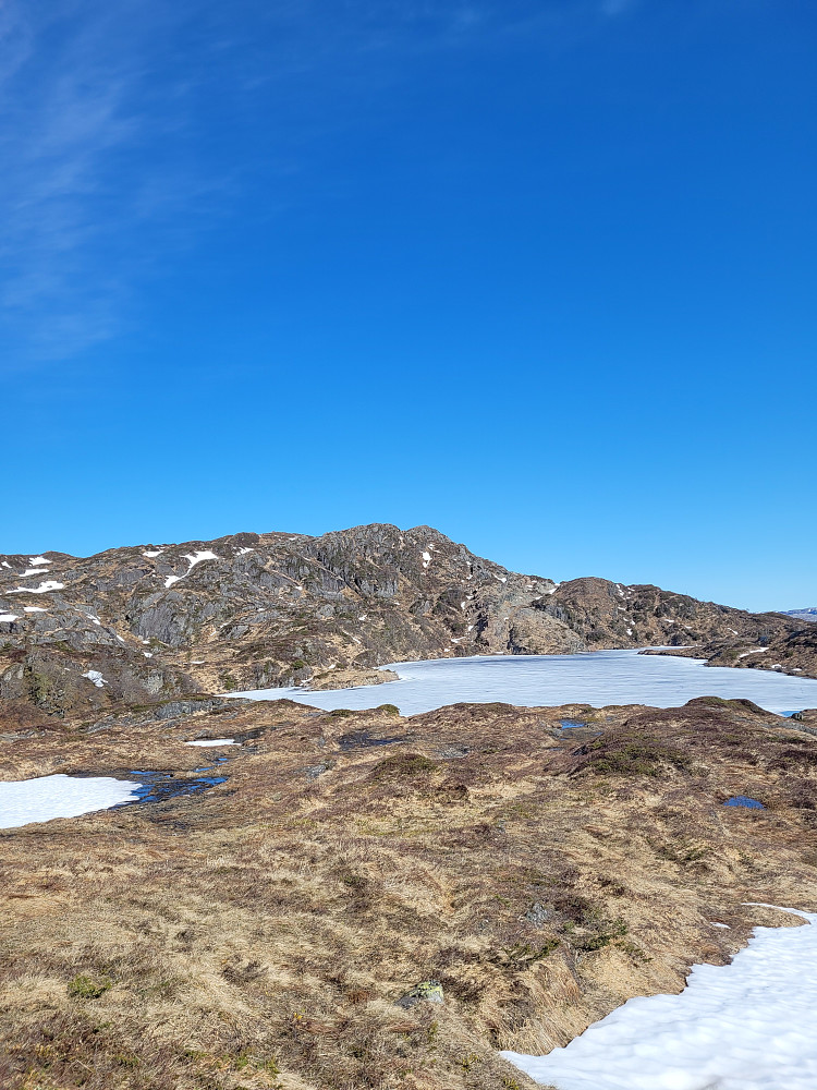 Ennå is på Raudvatnet. Raudnipa i bakgrunnen.