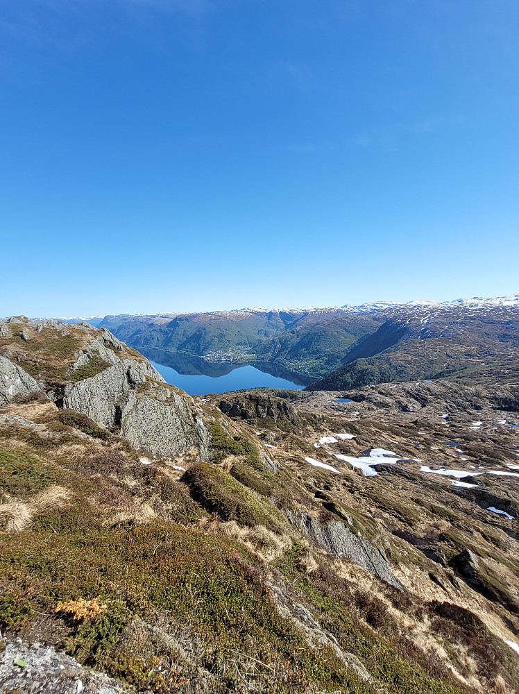 Ned mot Vaksdal fra toppen av Raudnipa.