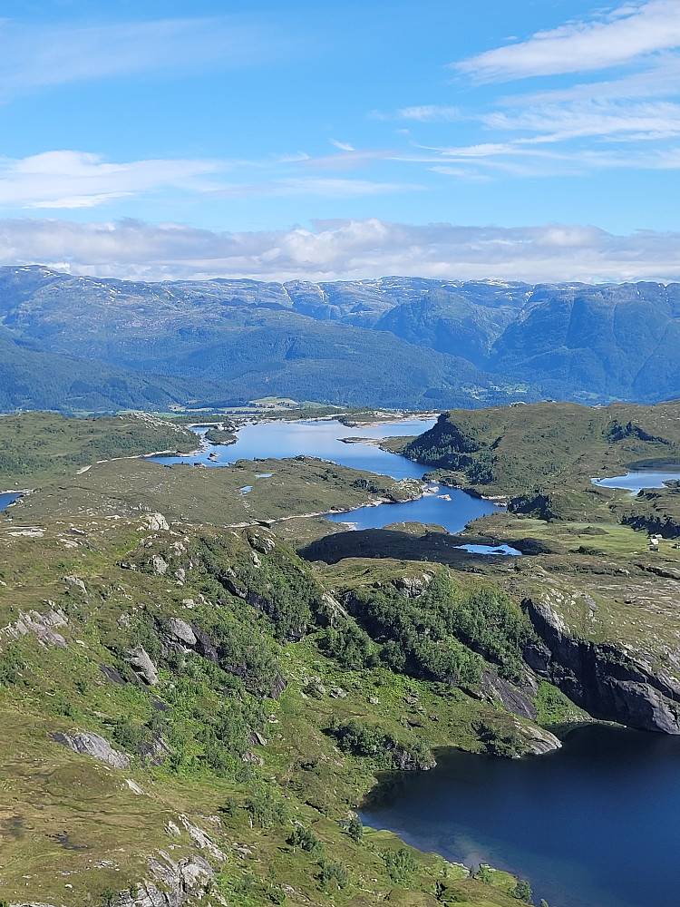 Krokavatnet i bakgrunnen. Tatt fra Knostenakkjen.