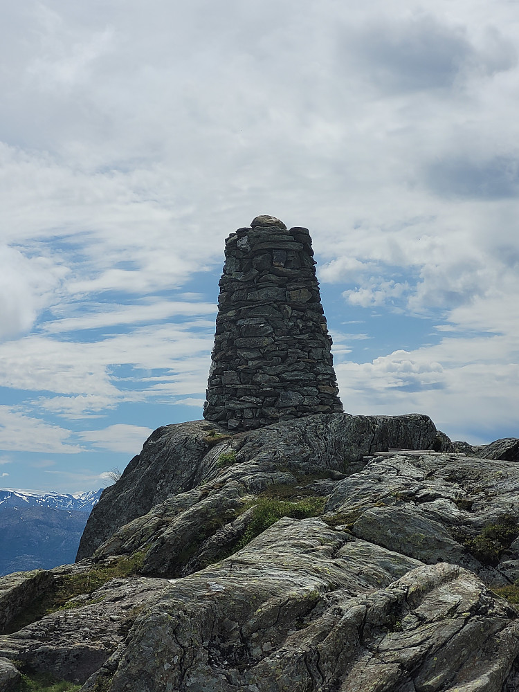 Fin varde på toppen av Tørvikenuten