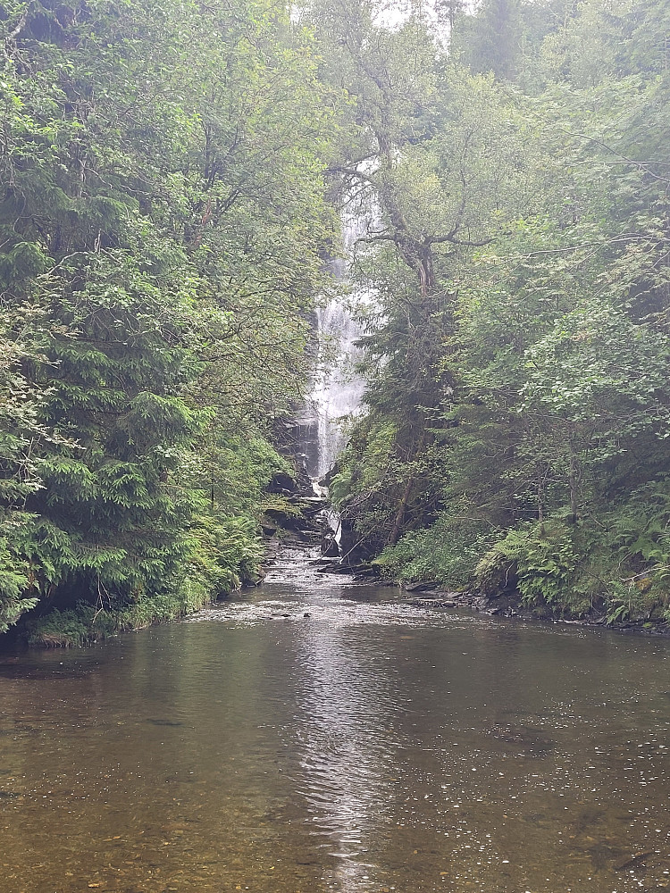 Flott foss på veien ned til Norheimsund.