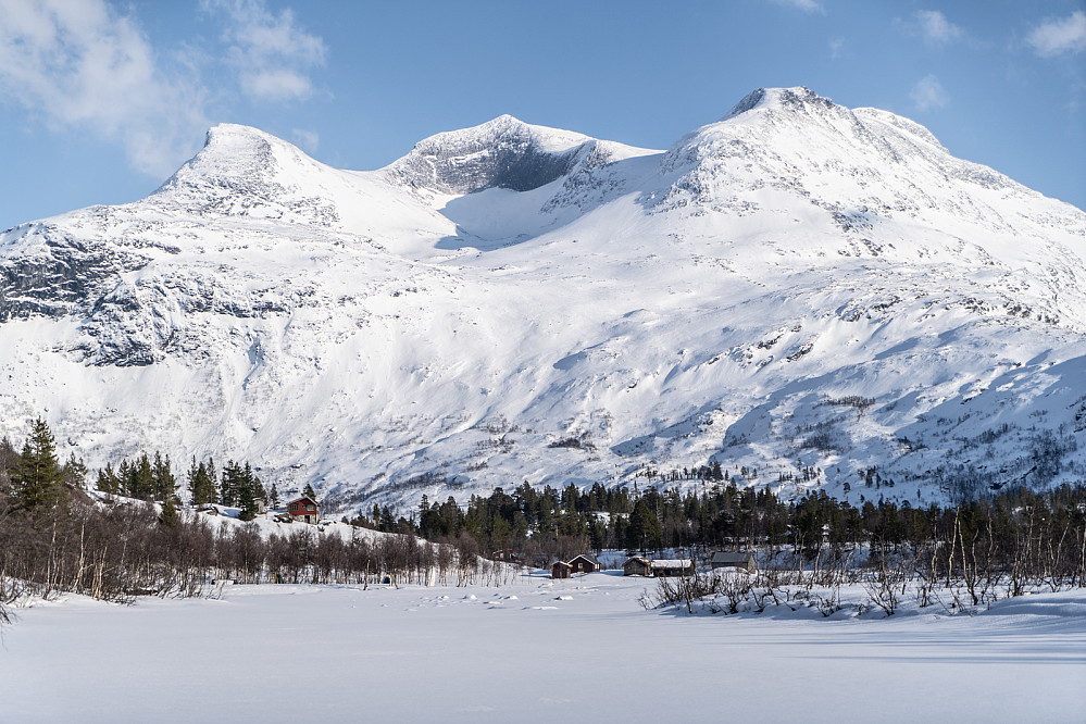 View from Reindalen valley towards Jakobselet cabin and the massif of Naushornet