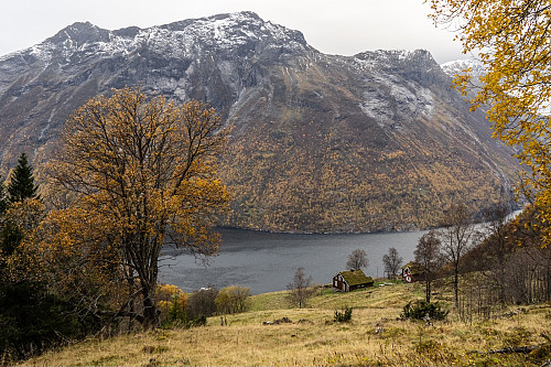 View from Oaldsbygda towards Megarden farm, Synnylvsfjorden and Flosteinnibba