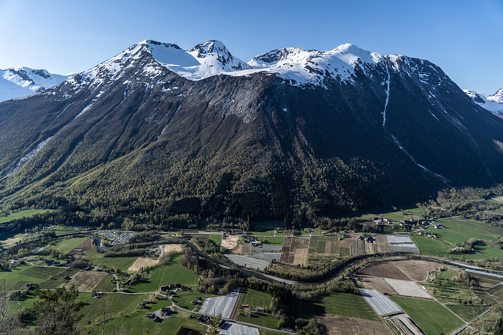 View from Ruggå towards Valldalen valley and the massif of Seljebottstinden