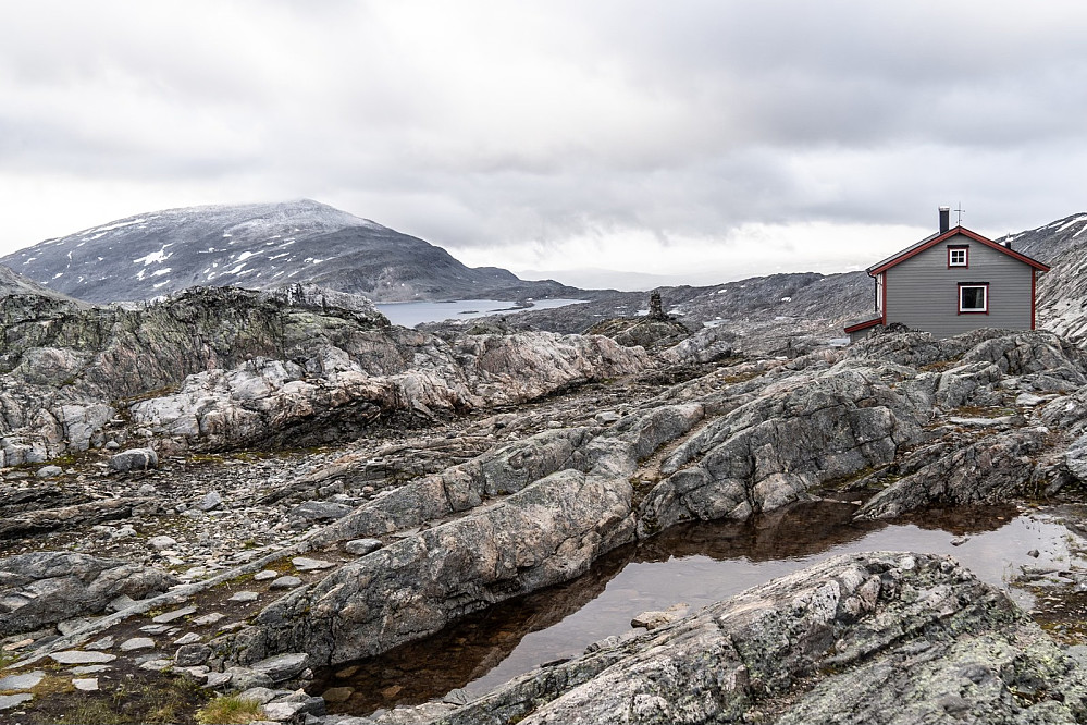 Danskehytta cabin under the ridge of Helleggi