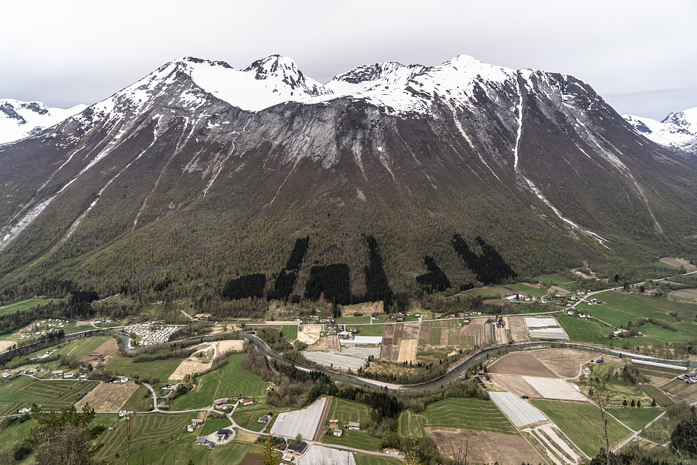 The massif of Seljebottstinden and Valldalen valley seen from Ruggå