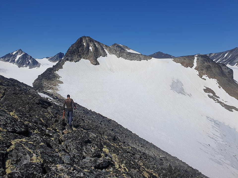 Her er vi på tur tilbake fra V6 mot V5 nordre. Kun isøksa er med her gikk vi skrått over breen og mellom skaret man ser i bildet(V5 høyest i bildet).