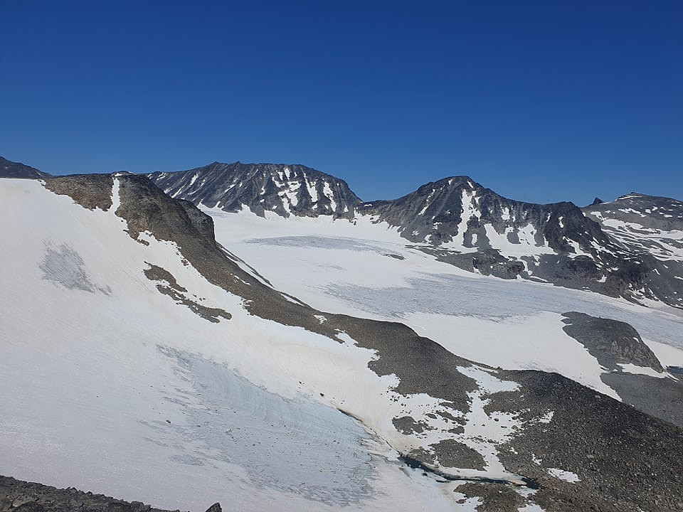 Breen du ser til høyre er Memurubrean som vi gikk over. Bak den ser du rekka av Austre, Østre, midtre og Store. DE så ikke så skumle ut fra denne kanten, men det er ganske langt.