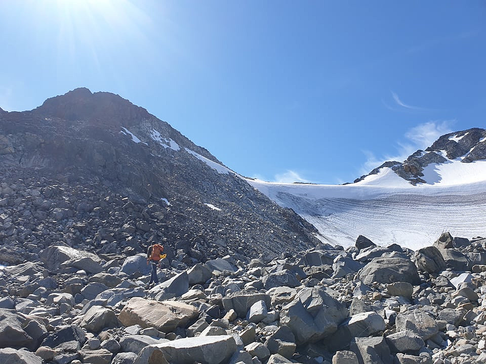 Letta etter å ha oppdaget at vi måtte få med Steinhaugen. Fjellet du ser er Ø2, som er neste bestigning. God stemning!