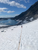 Retur over Berdalsbreen, vi trengte ikke stegjern her fordi det såpas mye snø. Både jeg og Marius falt nedi hver vår sprekk på tur ned. Heldigvis bare ene beinet for min del og tilsvarende for Marius.  