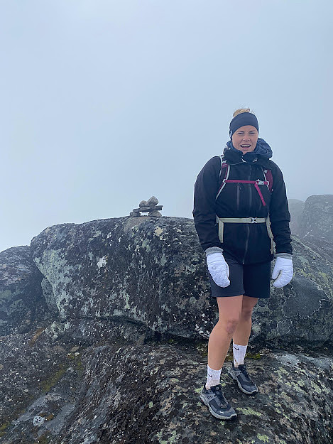 Tjønnholstinden NØ. Enda stussligere varde! Spurte Kristin; "Kå føle du nå?" Kristin(Lesjing); "I føle absolutt ingenting!". Haha..jeg var storfornøyd!