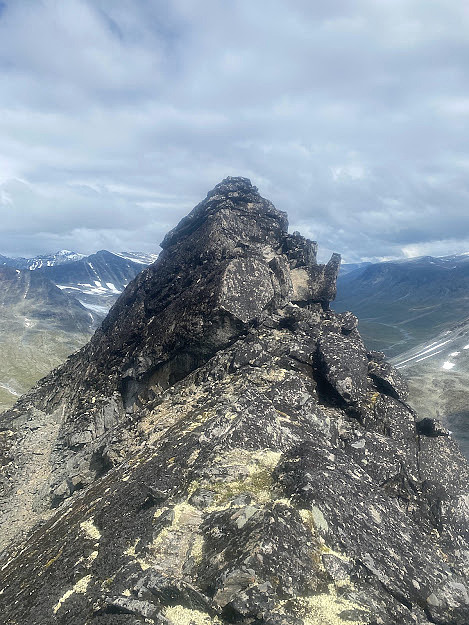Vi passerte toppen. Ingen tydelige indikasjoner på hvor Nørdre Semelholstind er. 

