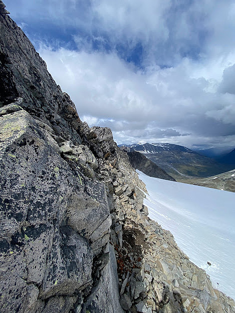 tilbakeblikk mot der vi gikk fjellsiden langs brekanten i øst stede for ryggen(ca. 12m).

