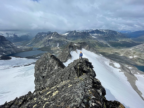 Andre rappell kløv vi ned. det hang slynger her som vi brukte ned.

