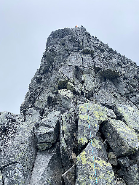 Første taulengde. Sva i starten. 3/4 opp på bilden ser man en blokk delt i to(riss mellom). Denne kløv vi opp på e liten hylle til venstre for så runde den der. Videre runda vi til høyre.