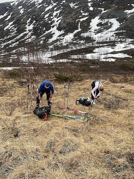 Skifte fra ski på sekk til ski innerst i Helgedalen. Henger joggeskoa igjen i et tre. 