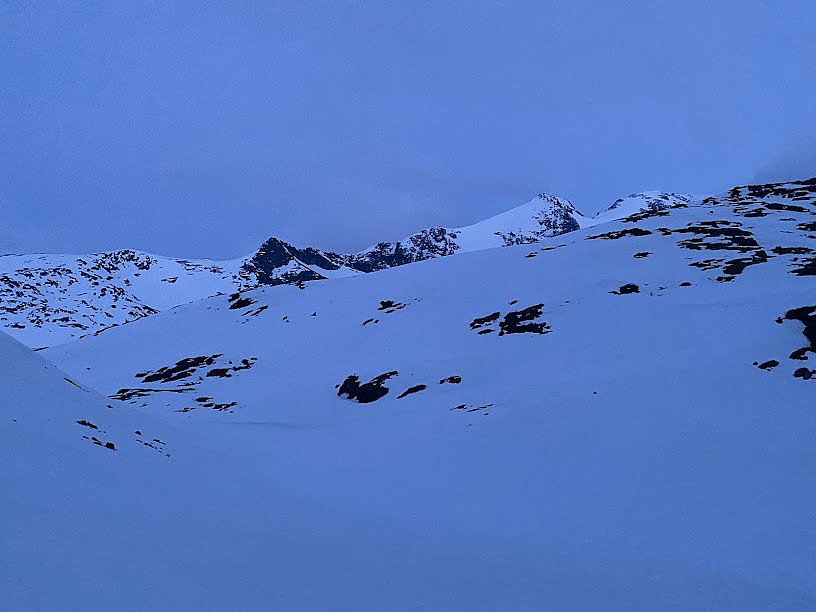 Sett fra vannet 1466, ryggen opp mot Gjertvasstinden. 