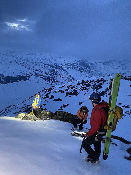 Oppe på ryggen etter oppklyvet mot 1982 toppen. Fulgte først en snørenne, men deretter kom en snøfri hammer som vi valgte å bruke tau på.