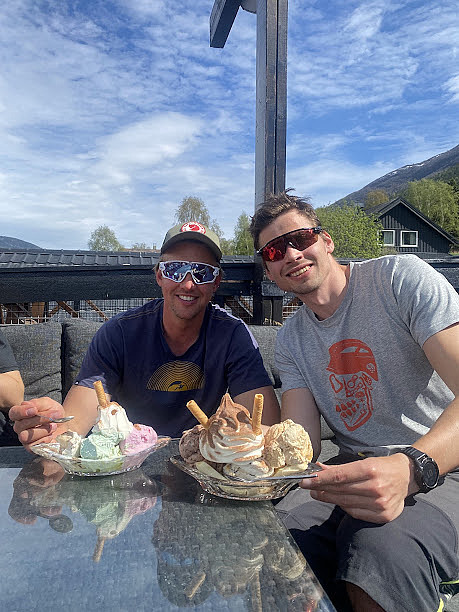 Turen avsluttes og feires med verdens største banansplitt i Lom! To fornøyde karer etter nattens eventyr med tilbakelagte 2000 høydemeter, 30km og 15 timer på tur. :D
