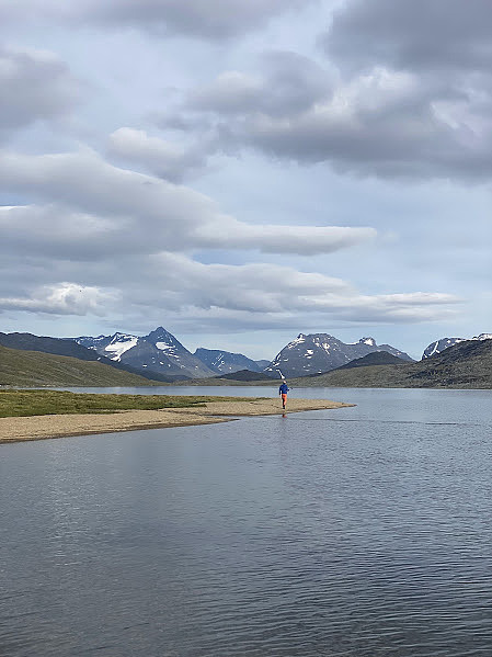 Fiskelykka prøves ved camp Langvatnet. Det var vel langgrunt til at fisken beit. 
