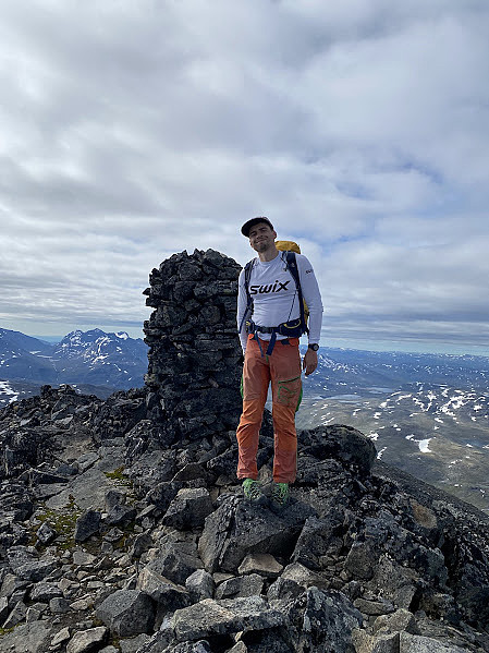 Marius blid og fornøyd på toppen av Semeltinden, for en fantastisk dag! 