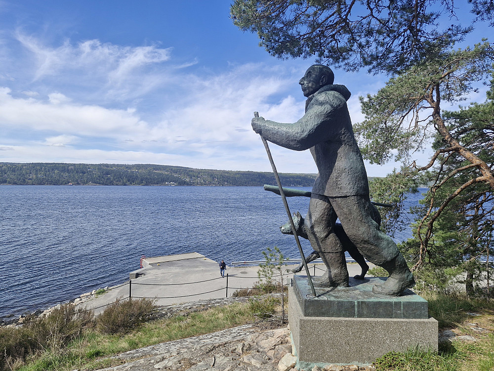 Statuen av Roald Amundsen like ved Uranienborg