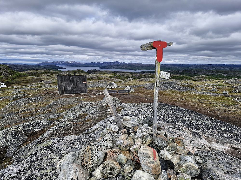 Varden på Toppenfjellet i forgrunnen, hytta like nedenfor og Langfjorden i bakgrunnen