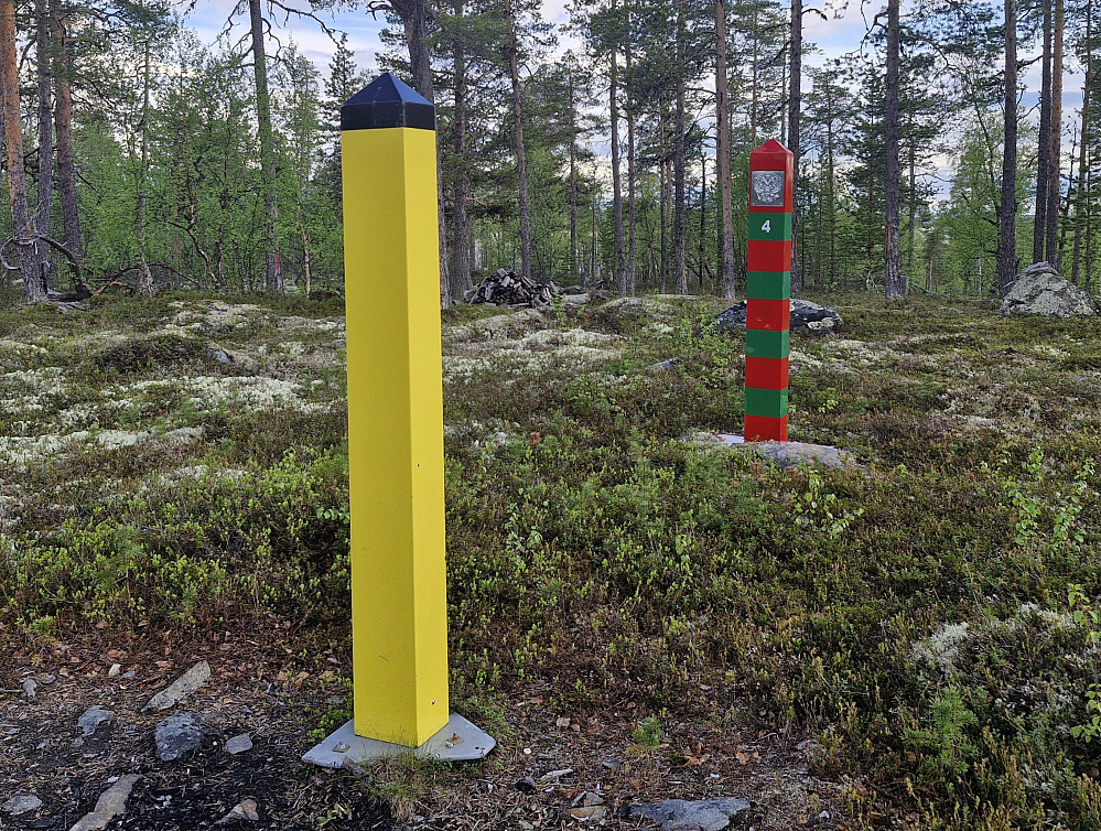 Norsk og russisk grensestolpe med 4 meters avstand