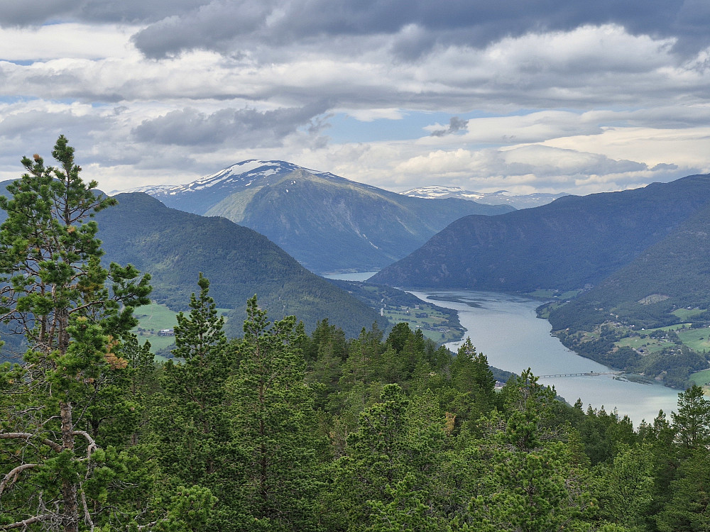 Utsikt mot Lom og Lomseggje fra utsiktspunktet på Lomskollen