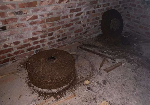 Landminer? En av de hadde mye svart pulver (krutt?). Vær forsiktig 