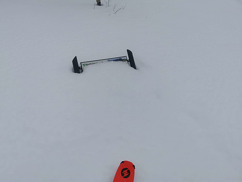 Infoskiltet ved Høgde P-plass. 1,5 meter snø