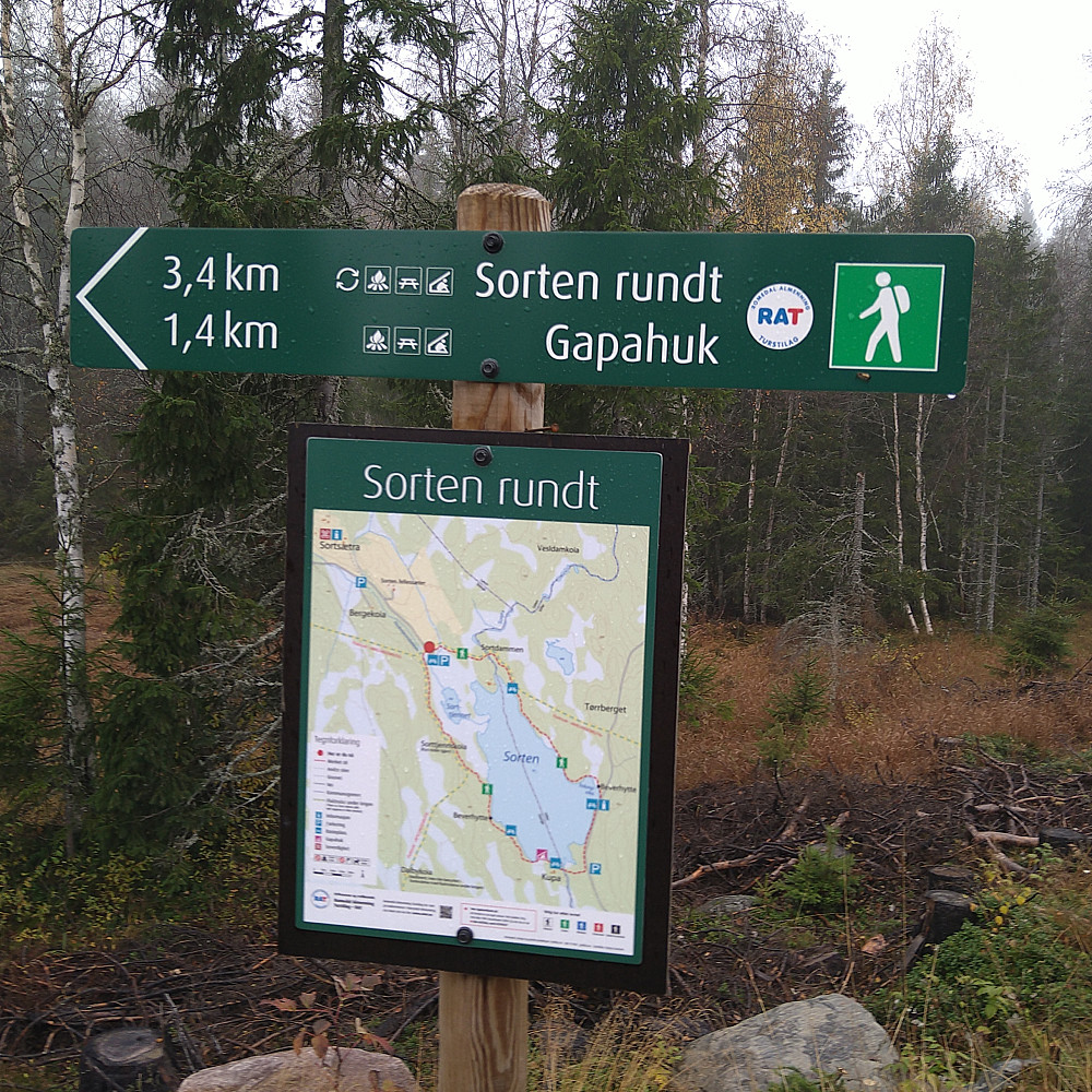 Torhild og jeg dro til Sorten i dag. Tåke og lett regn, men pytt pytt.