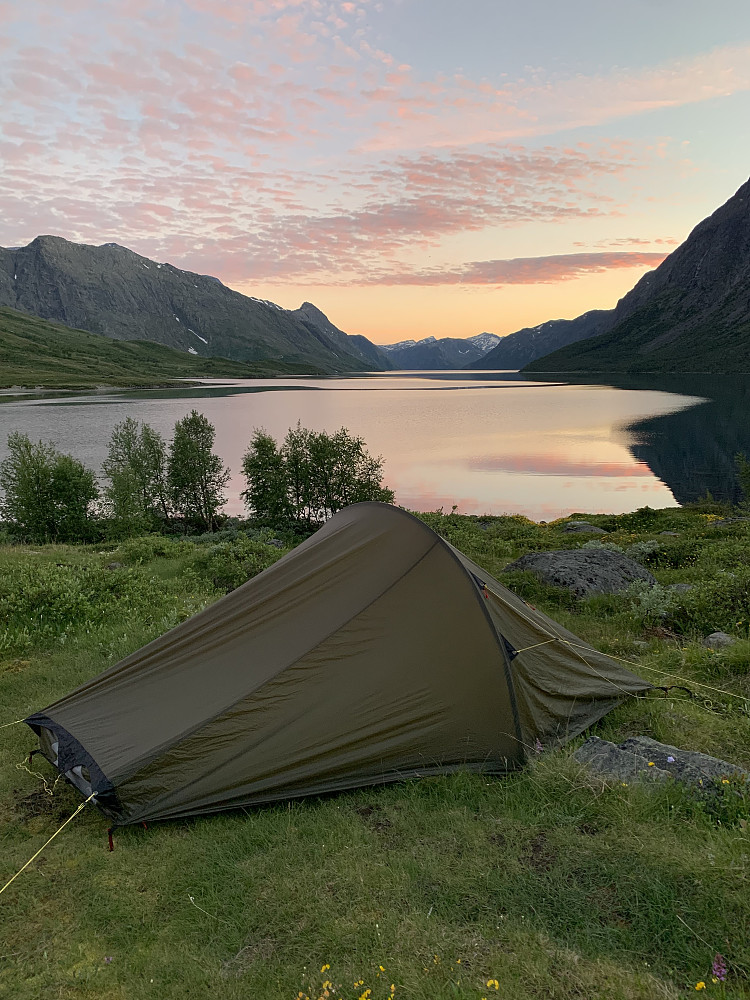 Tilbake ved Gjende. Knutshøe i bakgrunnen.