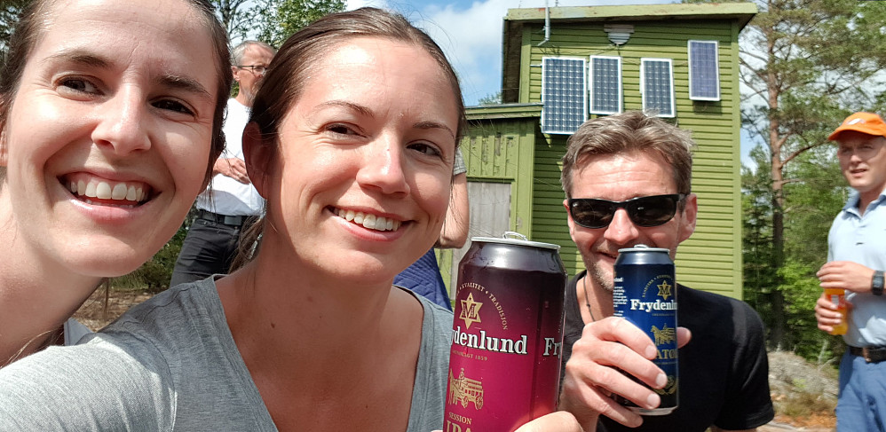Glad gjeng ved basestasjonen til Sradioen