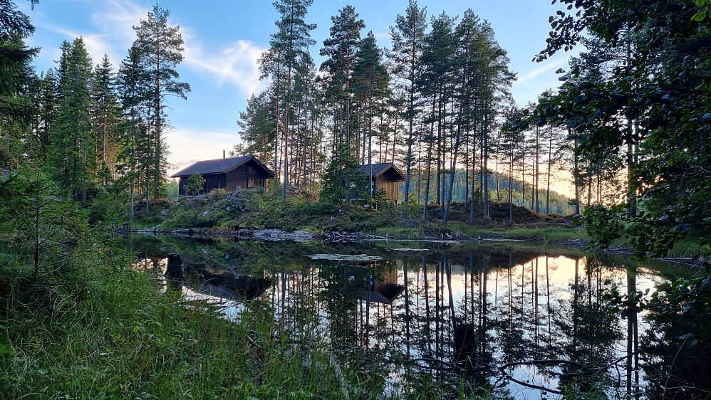 Huldreheim speiler seg i vannet.