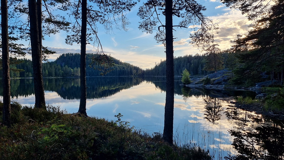 Blikkstilt på Ramstadsjøen i skumringen.