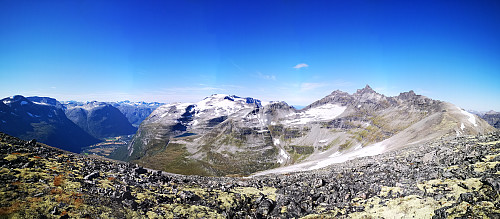 Mektige fjellmassiv på alle kanter