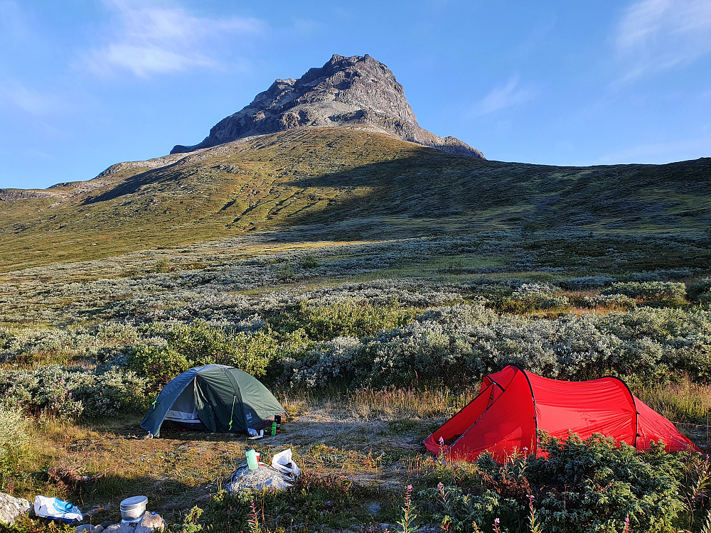 Rim på teltene våre om morgenen. Øystre Torfinnstinden i bakgrunnen