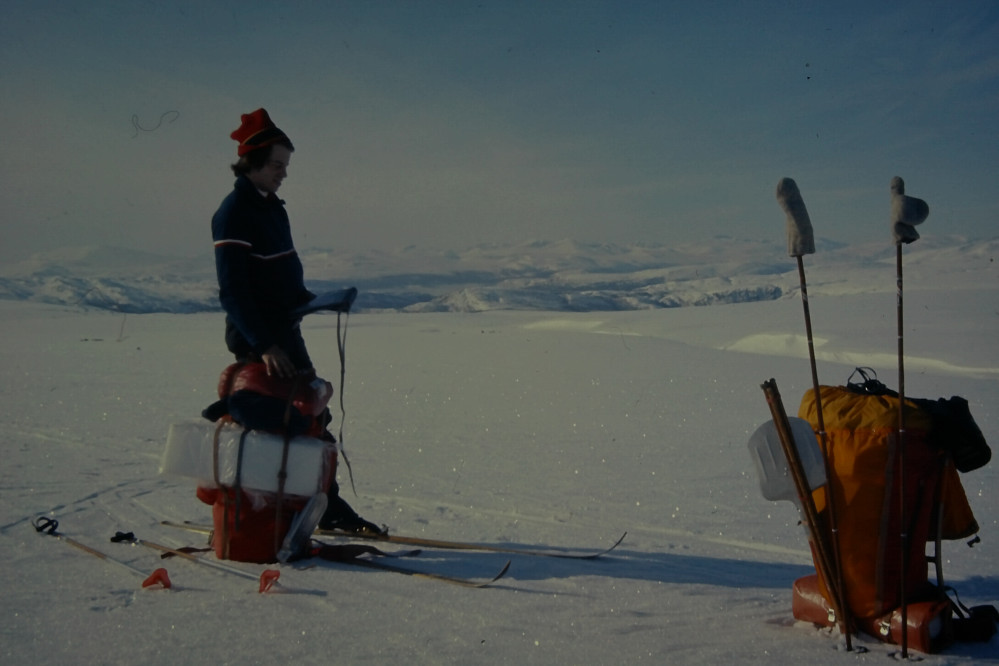 Wilhelm leser kart i fjellheimen