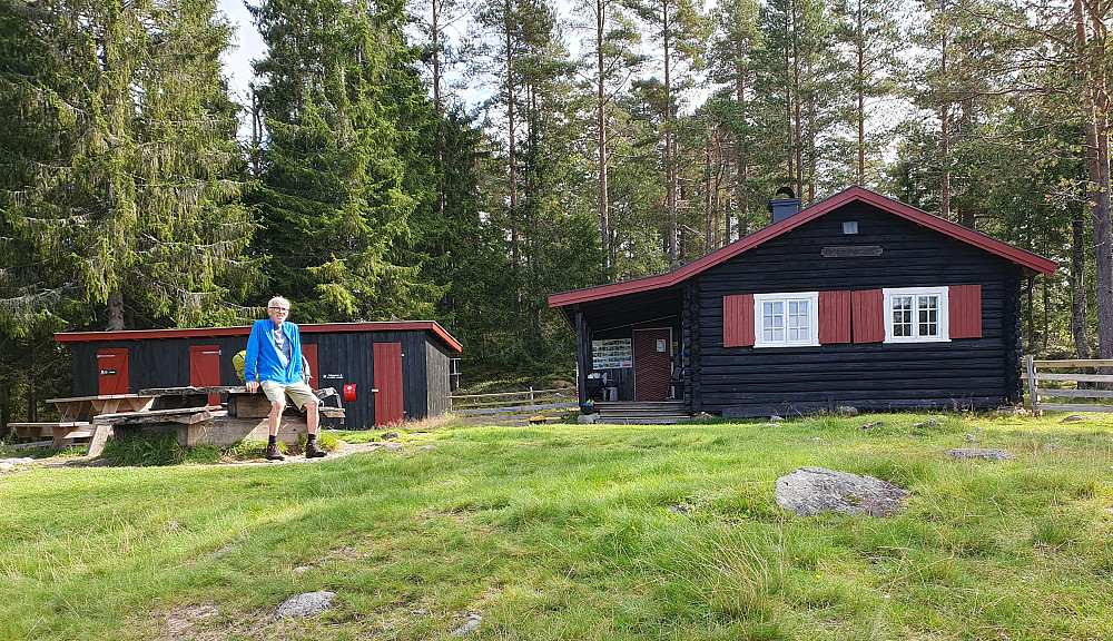 Råbjørnhytta til DNT. Stor hytte med fin beliggenhet ved sjøen Råbjørn. Her spiste vi brødskiver på tunet.