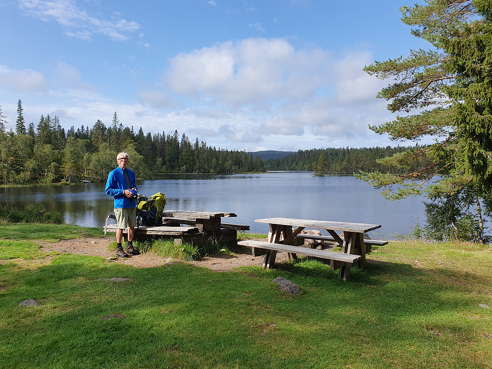 Flott utsikt fra tunet på Råbjørnhytta. Her ligger det kanoer man kan benytte og en båt man kan leie.