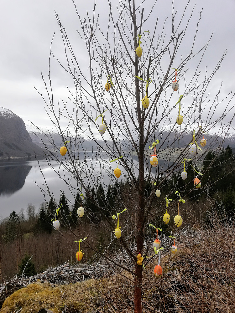 Pyntet påsketreet i Husdalen.