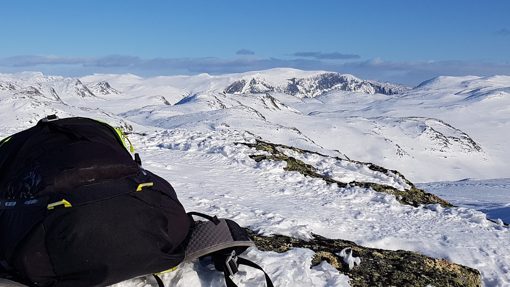 Utsikt frå Veslenakken. Høgst er fjellet Vennis.