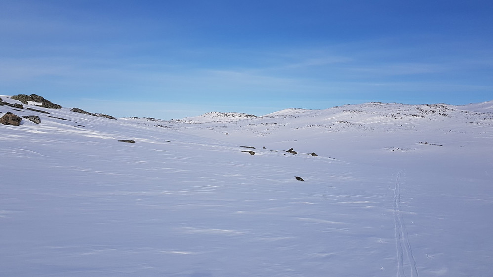 Nordaust for Skavlevatnet, lengst borte, litt til venstre for midten.